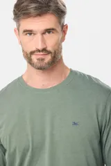 Remera manga larga lisa, color gris claro, con cuello redondo y logo bordado en el pecho.