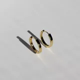 Par de aros tipo argolla dorados, de acero con baño en oro de 18k.