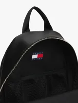 Mochila Tommy Jeans de diseño minimalista confeccionada en poliuretano de acabado liso. Cuenta con un compartimento principal con cierre, un bolsillo frontal con cremallera, asa superior y correas ajustables. Incluye el logo distintivo de la marca en la parte inferior frontal.