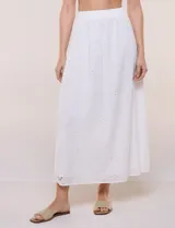Falda maxi de algodón blanco con diseño de broderie, tiro alto con pretina elástica y corte evasé.