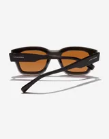 Gafas de sol Hawkers unisex, modelo Culture, con montura cuadrada de color negro y lentes marrones polarizadas.