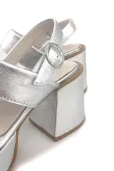 Sandalias plateadas de cuero con plataforma y taco cuadrado.