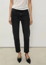 Jeans de corte mom-fit con tiro alto, cierre de cremallera y botón, trabillas y diseño de cinco bolsillos.