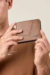 Billetera marrón de ecocuero con costuras en contraste y diseño geométrico.