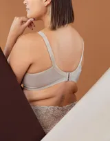 Soutien reductor sin aro color beige, confeccionado en puntilla elastizada y lycra, con breteles regulables.