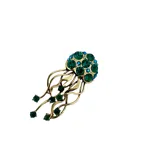 Broche con forma de medusa hecho en metal dorado y strass de colores verde y azul.
