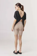 Short biker de punto metalizado color negro, con cintura alta y ajuste al cuerpo.