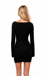 Vestido corto negro de manga larga con diseño ajustado y textura arrugada. Presenta cuello redondo y mangas acampanadas.