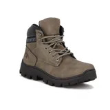 Bota acordonada color gris topo con suela track negra.