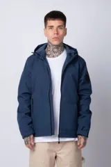 Campera de abrigo color azul, con cierre frontal, capucha ajustable y bolsillos laterales con cierre. Presenta un diseño minimalista con detalle de logo circular en la manga.