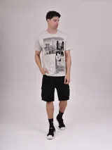 Remera de manga corta color beige melange, de corte clásico con cuello redondo. Presenta un estampado frontal fotográfico en tonos blanco y negro con la inscripción "CITY OF LOS ANGELES" y gráficos tipográficos grandes.