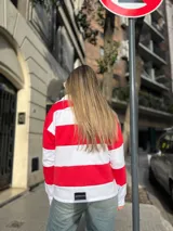 Sweater de algodón a rayas horizontales rojas y blancas, con cuello polo y cierre parcial con botones.