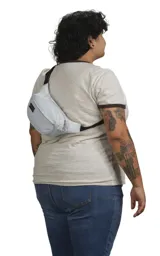 Riñonera negra de la marca JanSport, modelo Fifth Avenue, con parche frontal de la marca y cierres metálicos.