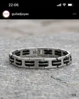 Pulsera de eslabones de acero inoxidable con detalles centrales en goma negra, diseño moderno y minimalista.