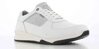 Zapatos Freeway de estilo casual para hombre, confeccionados en una combinación de cuero sintético blanco y paneles de malla gris. Presentan cierre con cordones, entresuela blanca y suela de goma negra.