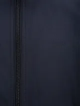 Campera bomber azul marino de poliéster con cuello alto, cierre frontal con cremallera, puños y dobladillo elásticos, dos bolsillos laterales con cremallera y un bolsillo pequeño con cremallera en la manga izquierda.