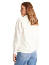 Buzo de punto suave marca Cyrus, color blanco, con cuello solapa y escote en V. Presenta diseño de hombros caídos, mangas 3/4 con puños largos de tejido rib al tono y corte holgado con tajos laterales en el ruedo.