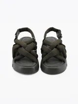 Sandalias negras con tiras acolchadas cruzadas y suela track.