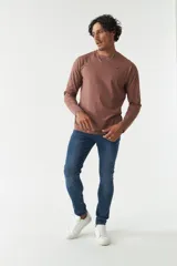 Remera de manga larga para hombre con escote redondo y logo bordado en el pecho.