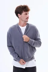 Campera de felpa con efecto lavado, cuello tipo bomber, cierre frontal completo y bolsillos delanteros tipo canguro. Presenta puños y ruedo acanalados.