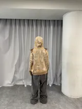 Buzo tipo hoodie con cierre frontal completo, confeccionado en tejido de punto grueso de algodón con diseño gráfico abstracto y tipográfico. Presenta capucha con bordado, puños y ruedo acanalados, y etiqueta de marca en la manga.