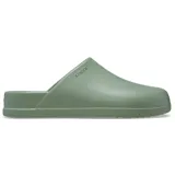 Zueco tipo mule Crocs modelo Dylan, color verde oliva, con diseño minimalista de una sola pieza que imita el cuero de grano completo. Presenta una puntera cerrada y una copa de talón profunda.
