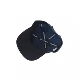 Gorro azul con visera negra y logo de Independent Truck Company bordado en rojo y amarillo.