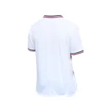 Remera polo azul marino con cuello clásico y puños con detalles tricolor (blanco, rojo y azul). Presenta logo de la marca Umbro bordado en blanco y escudo del Club Nacional de Football bordado en el pecho. Fabricada en tejido suave y respirable.