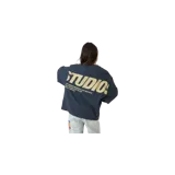 Remera manga larga azul marino con estampado gráfico en la espalda con la palabra 'STUDIO' y texto descriptivo en tono beige.
