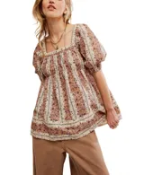 Blusa de algodón con silueta babydoll, escote cuadrado y mangas cortas abullonadas. Presenta un diseño estampado con rayas verticales y motivos florales.