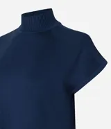 Blusa en punto texturizado color azul marino, con cuello alto acanalado, manga corta amplia, aberturas en los laterales de la parte baja y diseño de la marca Marfinno.