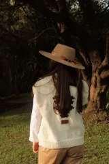 Chaleco tejido a mano color crudo con diseño geométrico en marrón.