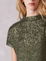 Blusa de cuello redondo y manga corta, completamente cubierta de lentejuelas en color marrón oscuro. Presenta un diseño de corte recto y forro interno a tono.