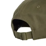 Gorro tipo béisbol de color verde militar, confeccionado en algodón, con visera curva y cierre ajustable trasero. Presenta el logo de las tres barras de Adidas bordado en color negro en el frente.