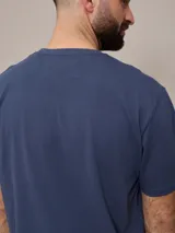 Remera blanca de algodón con cuello redondo y manga corta.