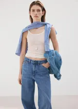 Jeans de denim de tiro medio y corte recto, con diseño clásico de cinco bolsillos y lavado azul medio.