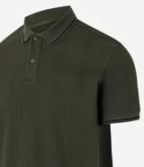 Remera polo blanca de viscosa texturizada con rayas, cuello y puños de mangas cortas en ribana con detalles contrastantes en negro.