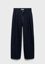 Pantalón de jean estilo wideleg en color azul oscuro. Presenta un diseño de tiro medio con cierre frontal de cremallera y botón, detalle de pinzas en la cintura, trabillas para cinturón y dos bolsillos laterales.
