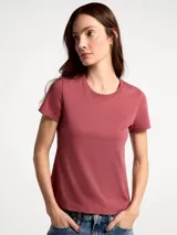 Camiseta básica de algodón color blanco, con cuello redondo y mangas cortas, de corte ajustado.