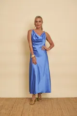 Vestido largo negro de satén, con escote drapeado, tirantes finos con detalle de argollas doradas y falda de corte evasé.