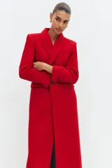 Abrigo entallado de Zara Woman Collection confeccionado en mezcla de lana, con cuello de solapa, manga larga con hombreras, falsos bolsillos de solapa y cierre frontal con botones.