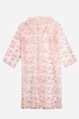 Piloto impermeable de corte recto y largo midi, con capucha ajustable mediante cordones. Presenta un diseño estampado con motivos botánicos en tonos verdes y amarillos sobre una base translúcida. Cuenta con cierre frontal mediante botones a presión y mangas largas.