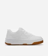 Championes blancos de caña baja con recortes, lazo por cordón y suela contrastante color marrón.