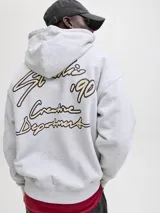 Buzo con capucha de calce holgado, confeccionado en tejido loopback de algodón y viscosa. Presenta bolsillo frontal tipo canguro, mangas largas con puños acanalados y estampa frontal con diseño tipográfico.