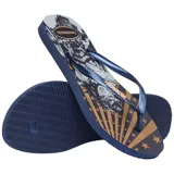 Ojotas Havaianas modelo Slim, color azul marino con estampa dorada y gris de Wonder Woman. La ojota izquierda muestra la palabra "Wonder Woman" y la derecha presenta un retrato del personaje con fondo de rayos dorados y estrellas.