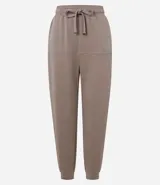 Conjunto de dos piezas color beige, compuesto por un sweater de manga larga con cuello polo y cierre frontal parcial, y un pantalón jogger a juego con cordón ajustable en la cintura.