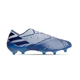 Championes de fútbol Adidas Nemeziz 19.1 FG, color blanco con rayas azules y suela azul traslúcida.