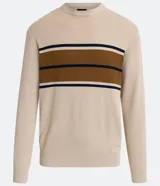Suéter masculino de corte slim confeccionado en tejido de punto color beige. Presenta un diseño de rayas horizontales contrastantes en el pecho en tonos marrón y azul marino, cuello redondo, mangas largas y terminaciones en rib en puños y bajo.