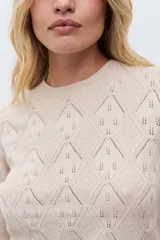 Sweater de punto color verde inglés, con cuello redondo y diseño de textura geométrica en relieve en la parte frontal.