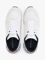 Zapatillas deportivas Tommy Hilfiger blancas, con detalles en azul marino y rojo.